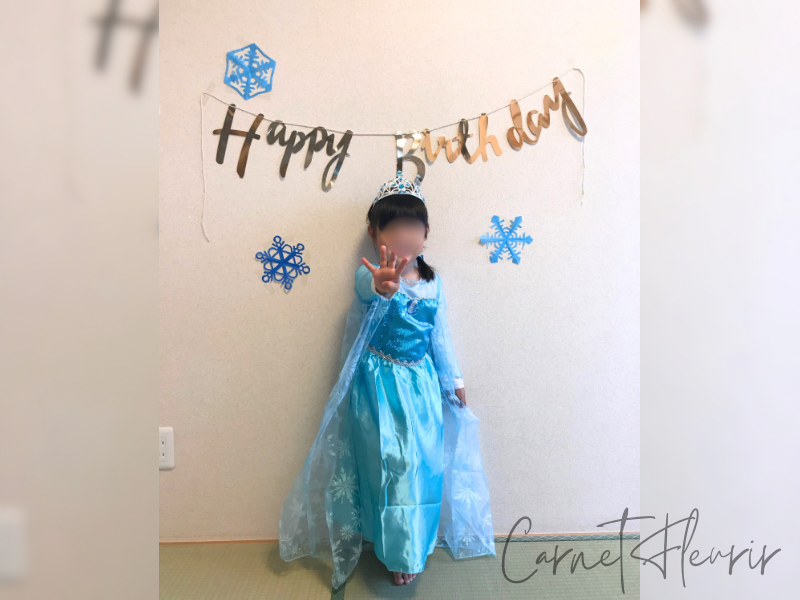 4歳の誕生日。アナと雪の女王がテーマで、折り紙で作った雪の結晶モチーフの飾り付け