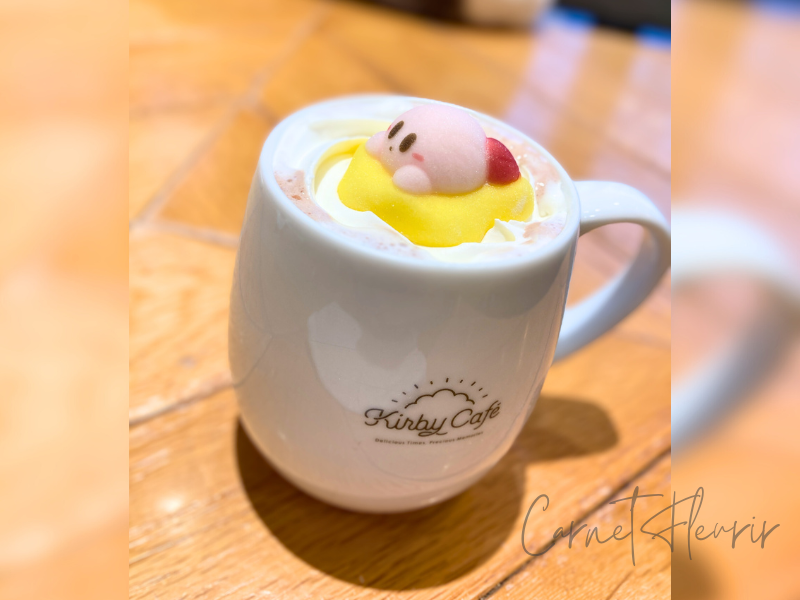 “カービィのうきうきマシュマロオレ”の商品画像。ワープスターに乗ったカービィが可愛いドリンク