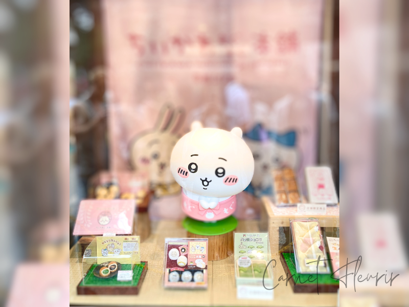 ちいかわのフォトスポット。商品を紹介しているかのように、着物をきて笑顔のちいかわがいる様子。
