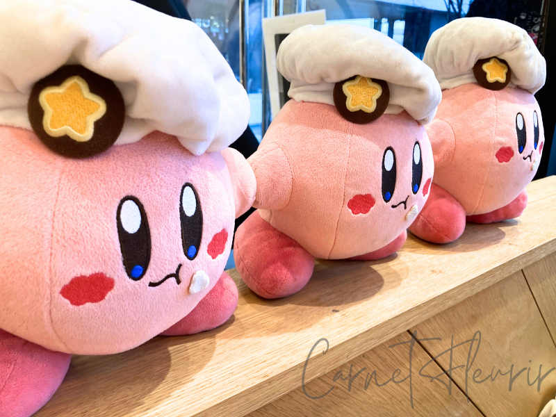 座席横に並ぶ、もぐもぐポーズのカービィぬいぐるみ3体