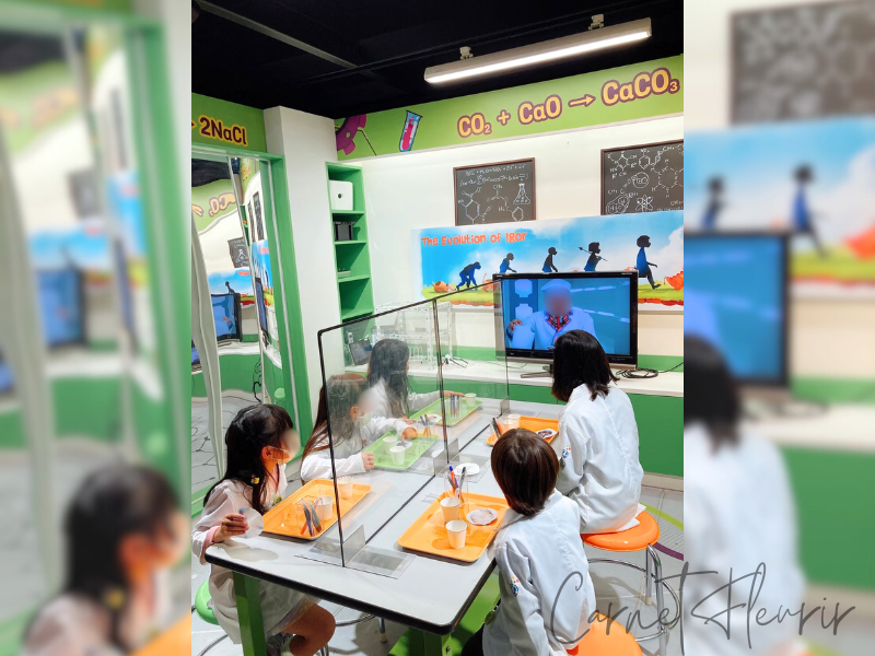 カンドゥーで白衣を着て実験体験する子どもたち(科学者ブース)