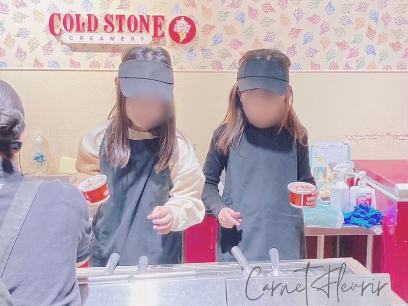 カンドゥーでアイスクリームメーカー体験をする子どもたち(コールドストーン体験)