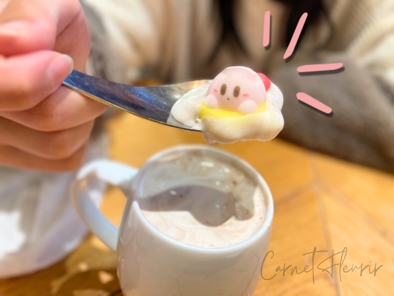 スプーンに乗せた“マシュマロオレ”のカービィのアップ画像