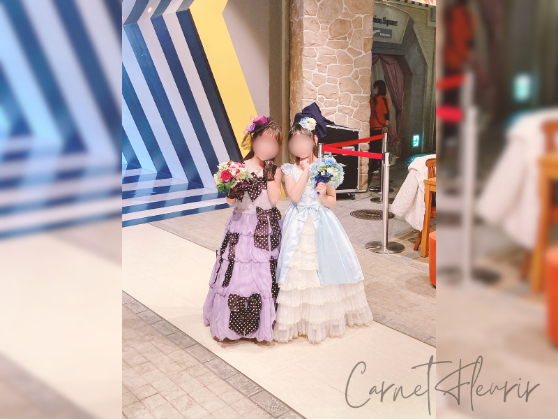 ランウェイ体験でドレス姿の女の子がポーズを決めている様子|カンドゥーのモデル体験ブース前にて