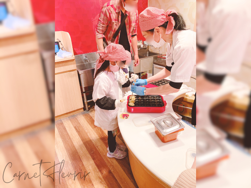 カンドゥーで銀だこのたこ焼き作りを体験する子ども(銀だこ職人体験)