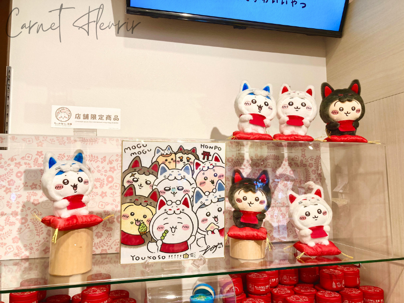 店内ディスプレイに狐のぬいぐるみたちと、ちいかわ作者の直筆サインが飾られている写真。