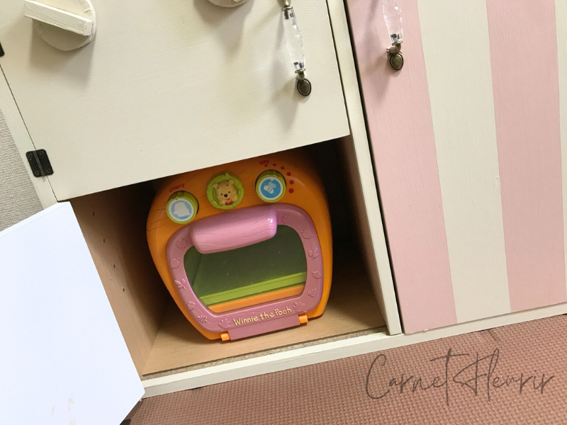 おままごとキッチンの左下扉はDisneyの電子レンジ(既製品)がぴったり入るサイズになっている。