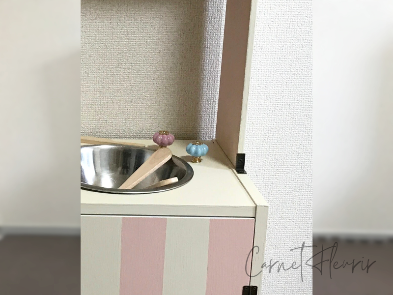 カラーボックスDIYキッチンの右側扉と取っ手パーツ(Seria)