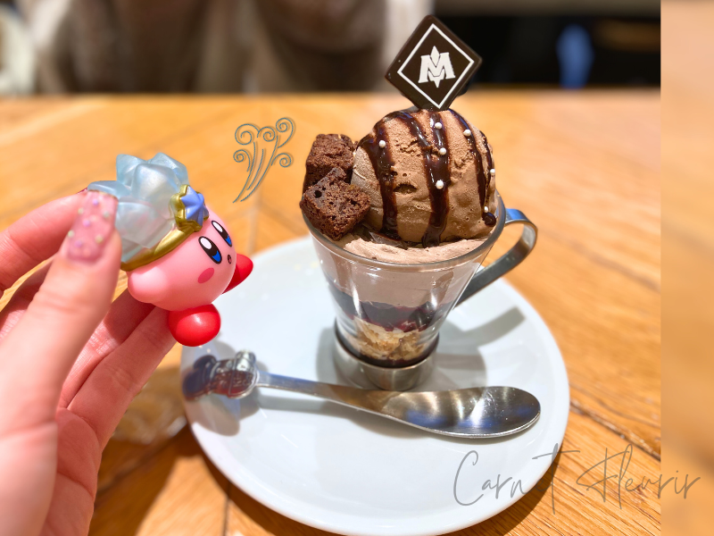チョコレートパフェの商品画像。カービィのマスコットと一緒に撮影。カービィの持ち手がついたスプーン付き