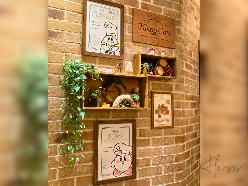 壁に飾られた、コックカワサキやカービィのアートディスプレイ