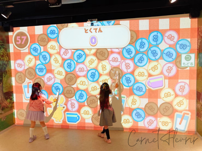 カンドゥーのデジタル知育アトラクション『タッチ&ラーン』で遊ぶ子どもたちの様子