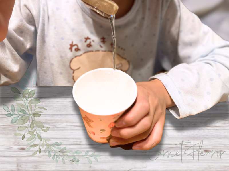 スライム作りで洗濯のりと洗浄液を混ぜている様子(娘の手元)