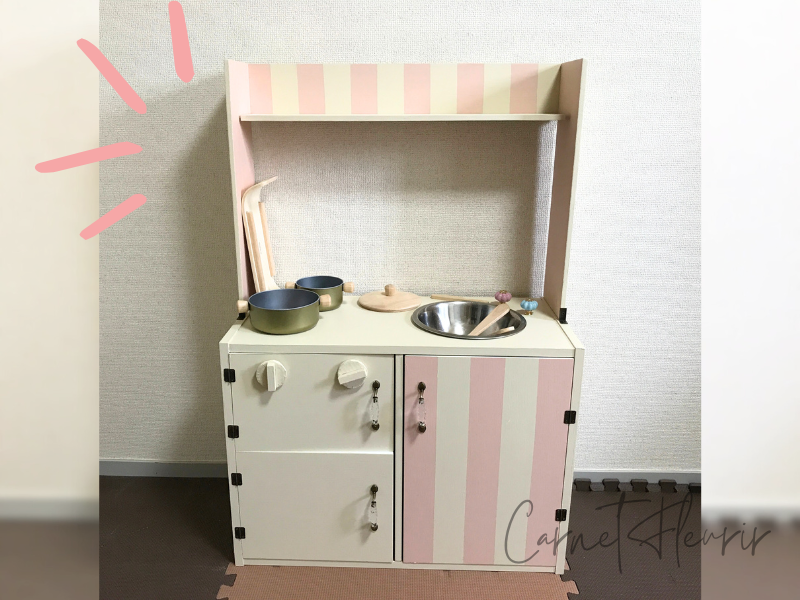 ピンクとホワイトのストライプ柄おままごとキッチンの完成形。