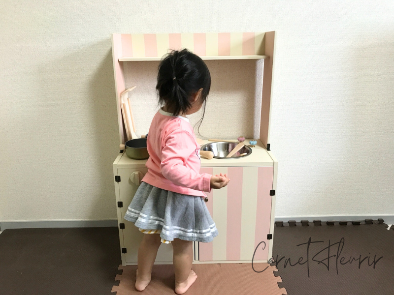 2歳児が立って遊べる高さに設計されたDIYキッチン