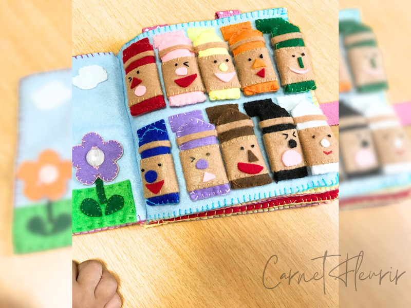 10色のカラフルなクレヨンのページ。フェルトと綿を使ってふんわりとしたクレヨンがページに貼り付いている様子。