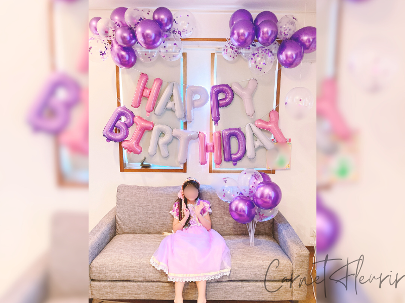 8歳の誕生日。紫をテーマカラーにした風船やHAPPY BIRTHDAY文字風船の飾り付け