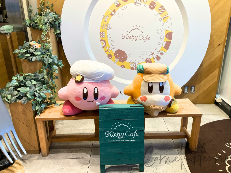 カフェ入口の写真スポット。大きなお皿を背景に、カービィとワドルディが待っているディスプレイ