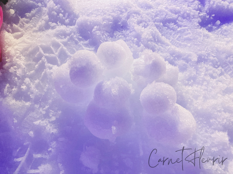 雪で作った小さなひよこが並ぶ様子。室内にあるスノーエリアでの雪遊びの様子。