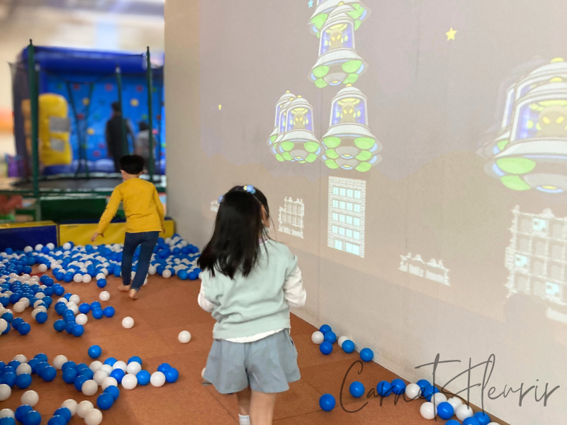 プロジェクションゲーム“なげるんだー”で映像にボールを投げる子どもたち。動きと連動する仕組みが楽しい人気アトラクション