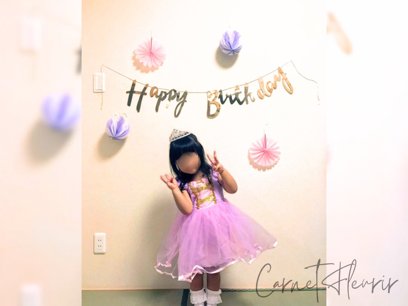 3歳の誕生日。ラプンツェルがテーマの紫×ピンクのペーパーファンを使い、可愛らしい装飾。