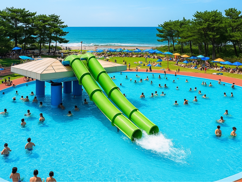 青い海と空に囲まれた大型すべり台つきの円形プール(辻堂海浜公園ジャンボプールをイメージしたAI生成画像)