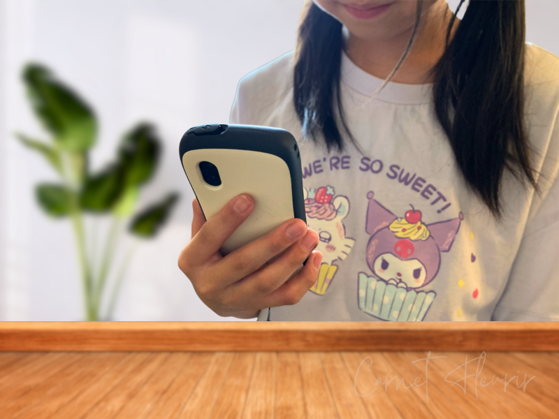 ハミックを実際に使っている様子。自分のスマホ感覚で楽しんでいる小学生