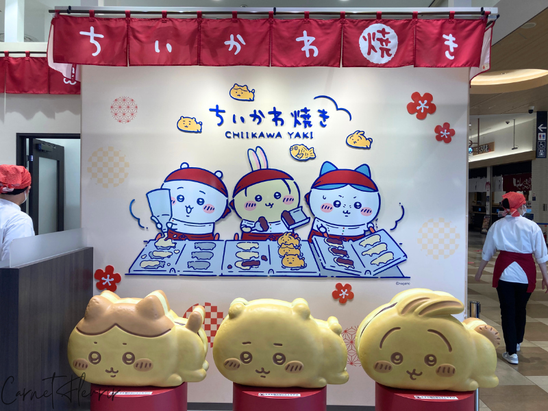ちいかわ焼き店舗の店頭フォトスポット|ハチワレ、うさぎ、ちいかわの焼き型が並ぶ様子