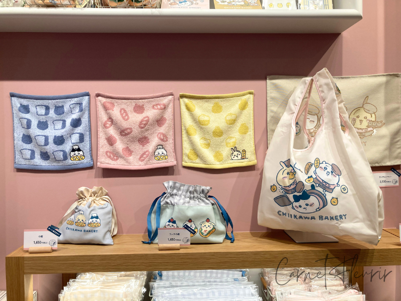 ちいかわベーカリーのグッズコーナー(エコバッグ・巾着・ミニタオル)