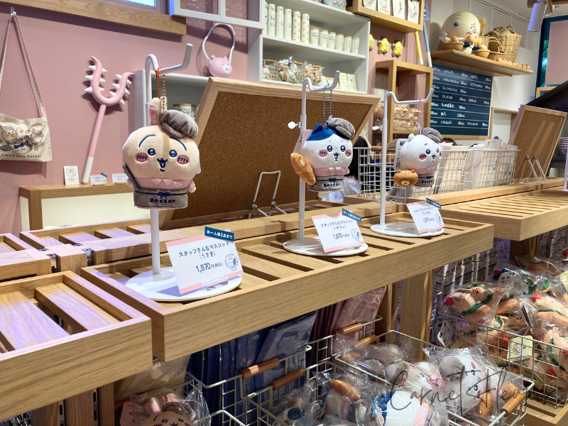 店頭に並ぶちいかわベーカリーのぬいぐるみキーホルダー(うさぎ・ハチワレ・ちいかわ)
