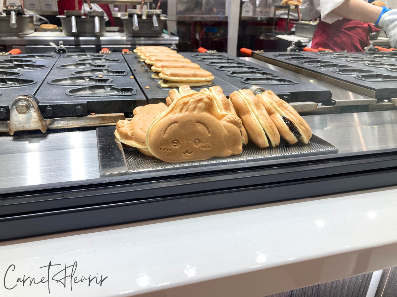 うさぎ型のちいかわ焼きが焼き上がり、鉄板の上に並んでいる様子。