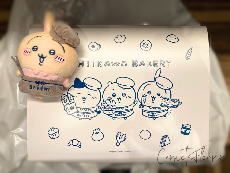ちいかわベーカリーの包装紙と、うさぎぬいぐるみキーホルダー