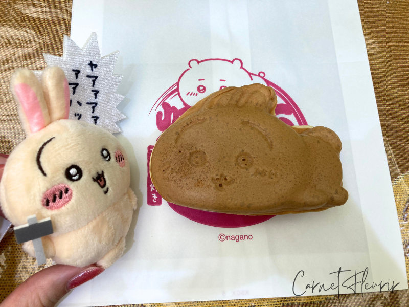 ちいかわ焼き(うさぎ)」とぬいぐるみを並べた記念写真。背景にはオリジナルの紙袋も写り、フォトスポットとしての可愛さ満点の一枚。