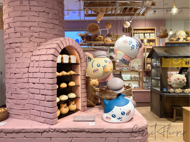 ちいかわ・ハチワレ・うさぎの転んだ姿が再現された、ちいかわベーカリー店内のパン釜ディスプレイ
