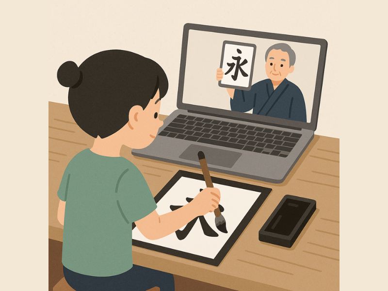 オンラインで習字に取り組む子ども。筆を使って半紙に文字を書きながら画面でお手本を確認