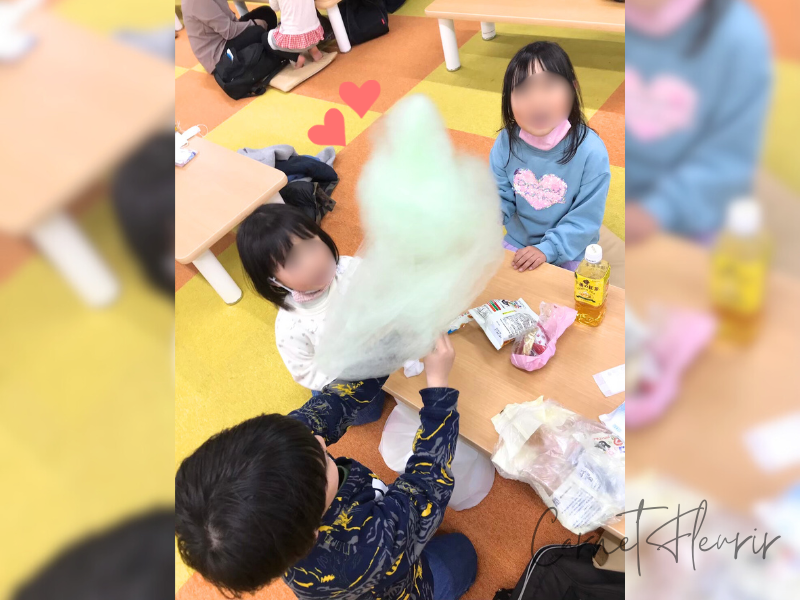 ファンタジーキッズリゾートの飲食スペースで、わたあめを囲む子どもたちの様子
