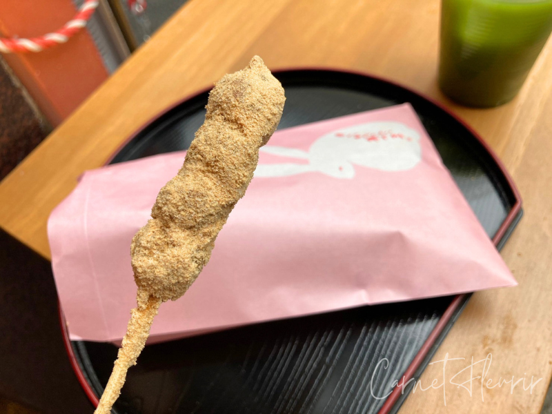 小さめサイズでぺろりと食べられる。あったかもちもちの「きびだんご」冷やし抹茶とのセットもおすすめ!