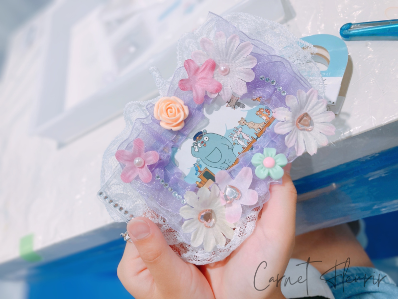 レースや造花でデコレーションされた、ハグハグのキャラクター入り手作りカードケース
