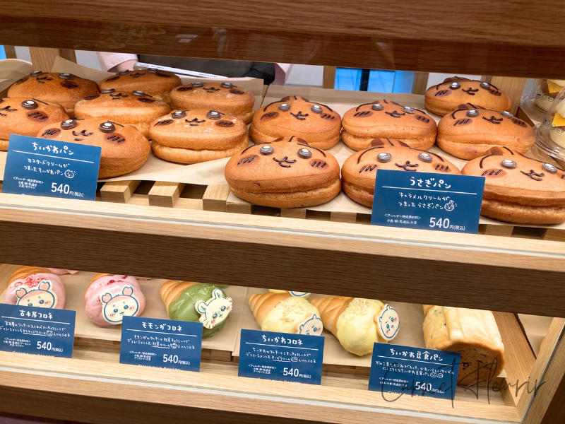 ちいかわベーカリーのちいかわパン・うさぎパン・ハチワレパンが並ぶ棚