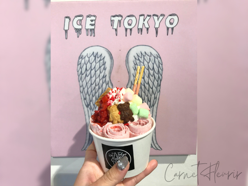 ICE TOKYOのくるくる巻かれたいちごのロールアイス。天使の羽のフォトスポットで撮影。