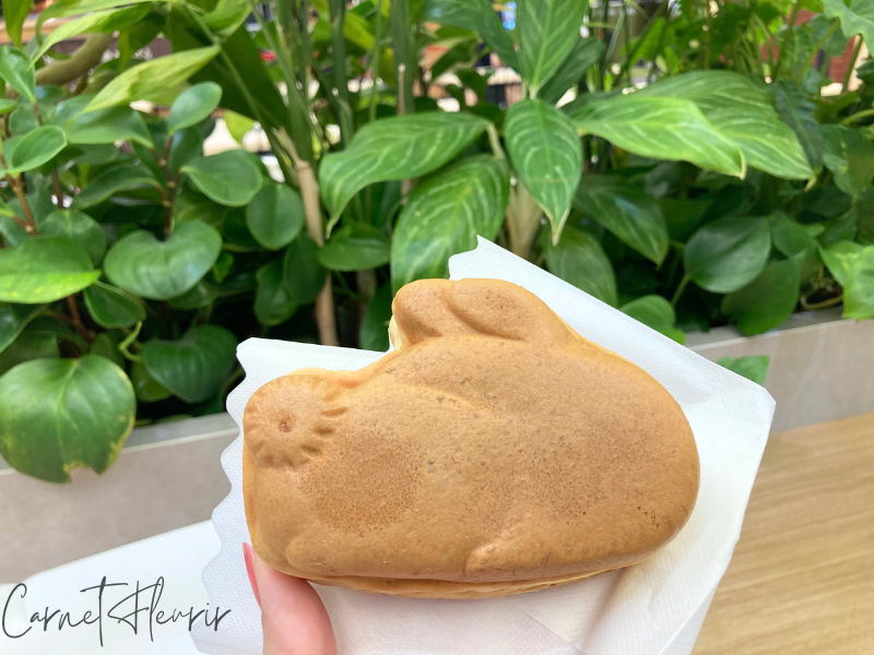 ちいかわ焼きの「うさぎ」裏面。しっぽや耳のかたちまで丁寧に再現されている