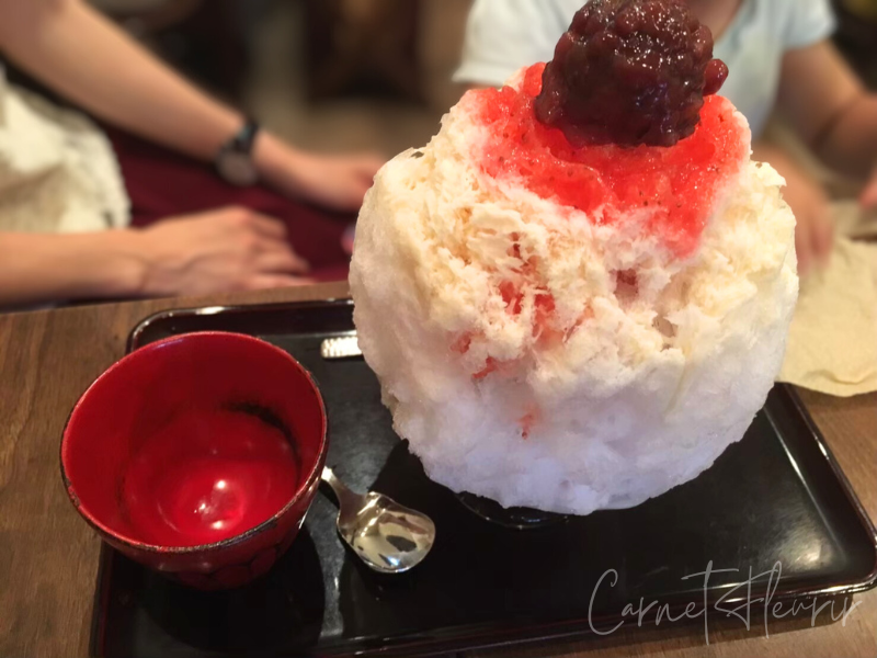 浪花家のふわふわかき氷。粒あんがこんもりのっかっている。