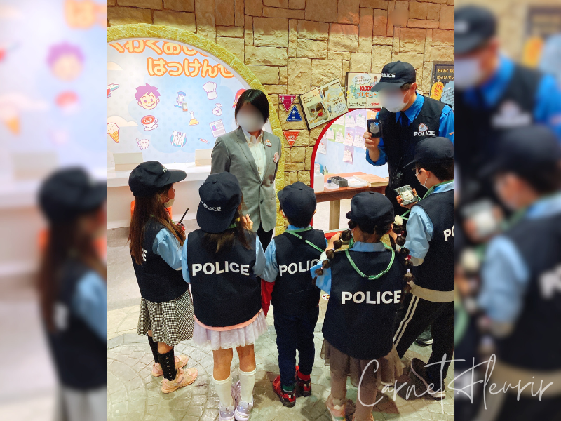 警察官になりきってお仕事体験中の子どもたち|制服や帽子を着て事件を解決!|カンドゥー警察署ブース