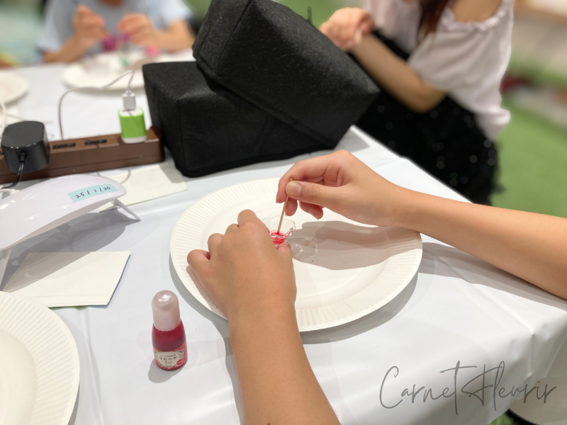 レジンと着色料を混ぜている様子。爪楊枝を使って混ぜている。