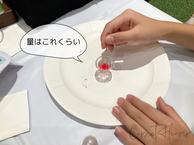着色料が混ざりきったレジンの状態。器の1/3くらいの量入っている。