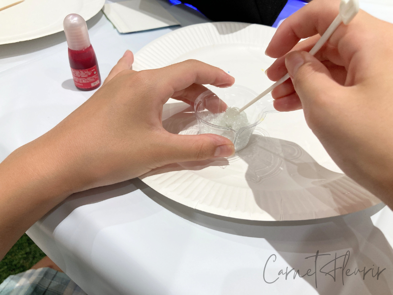 素材の粒にレジンを混ぜてかき氷の氷部分を作る様子(娘の手元)
