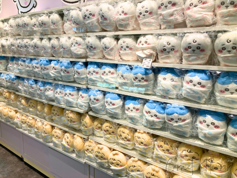 ちいかわ、ハチワレ、うさぎのベビーぬいぐるみが棚にずらりと並び、お迎えを待っている様子。どの子もふわふわで愛らしい。