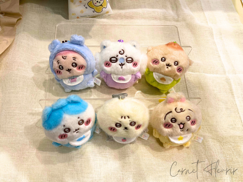 ちいかわとシーサーのマスコット”以外のキャラクターぬいぐるみが展示されたケース。それぞれ異なるポーズと表情で並んでいる。