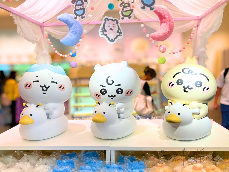 おまるにちょこんと乗った、ちいかわ・ハチワレ・うさぎのベビーフィギュア。背景には星や月の飾りもあり、まるでベビーベッドのような可愛らしい展示空間。