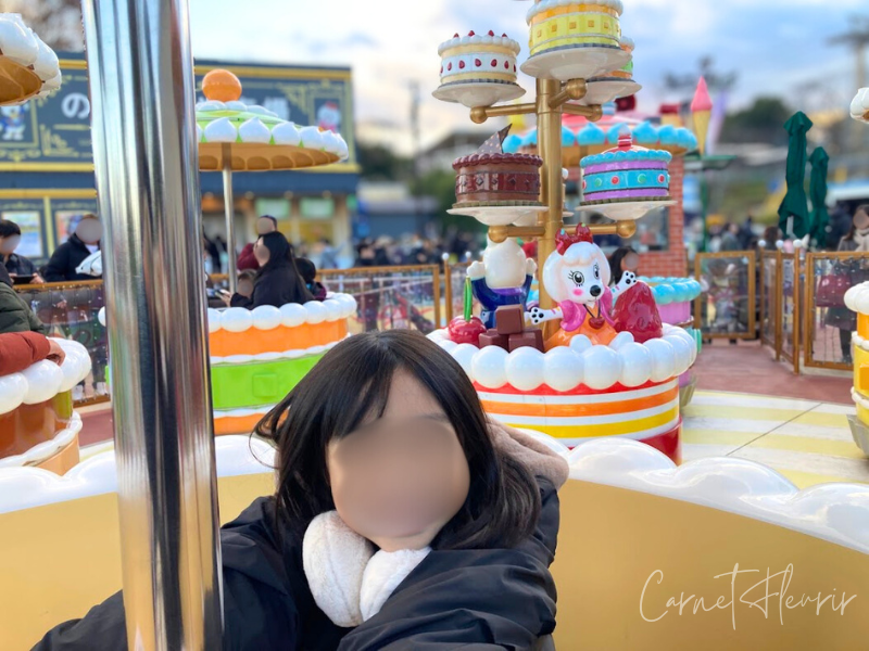 よみうりランドのケーキモチーフのアトラクションに乗る子ども｜カラフルでかわいらしい冬の遊園地体験