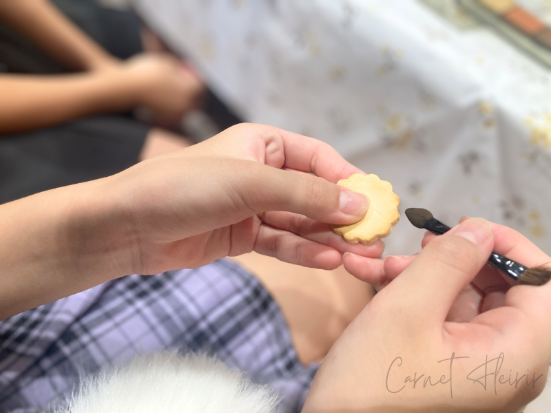 ワークショップでクッキーに焼き色をつける作業中│アイシャドウで細かく色づけ中